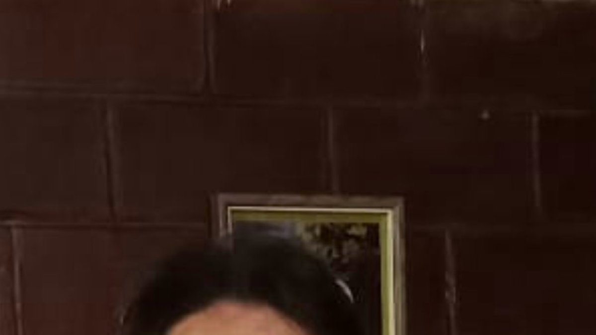 Raúl Carpio mide 1,60 metros. Es de tez blanca, ojos cafés, tiene cabello corto y negro.