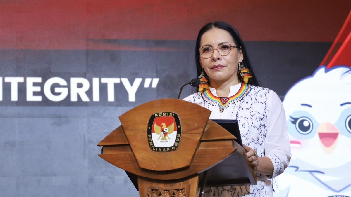 La presidenta del Consejo Nacional Electoral, Diana Atamaint, interviniendo como ponente.