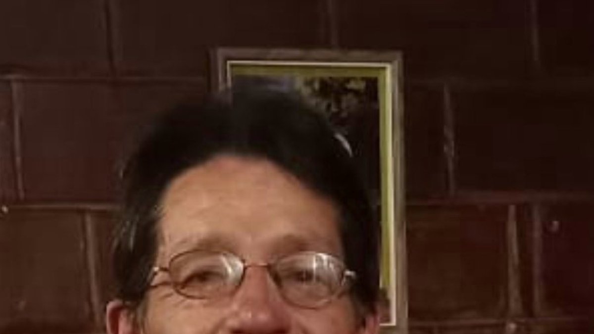 Raúl Carpio mide 1,60 metros. Es de tez blanca, ojos cafés, tiene cabello corto y negro.