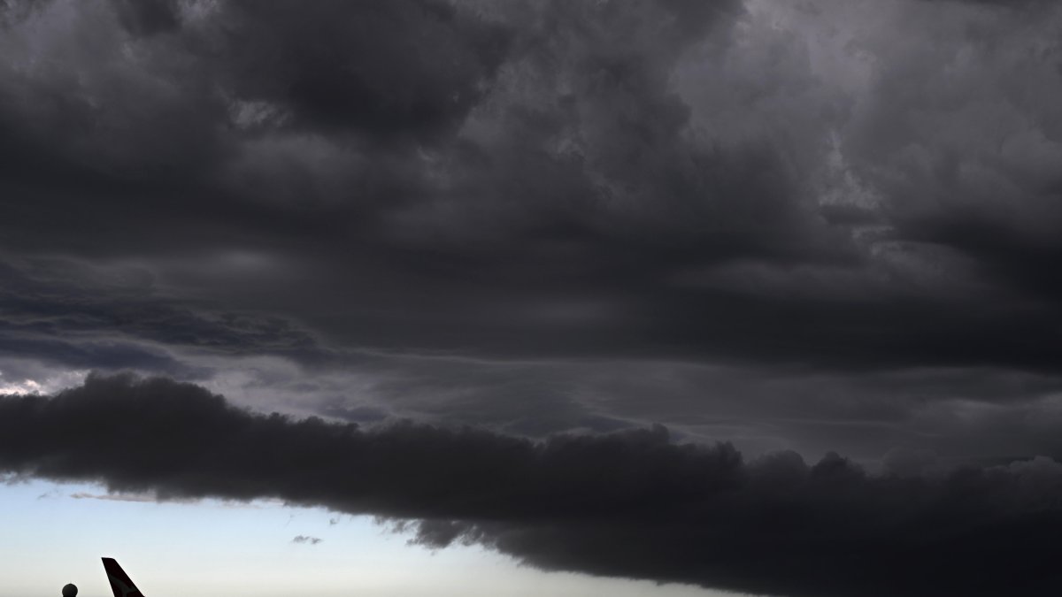 Un avión espera mientras las nubes de tormenta pasan sobre Botany Bay en Sydney, Australia, el 13 de febrero de 2024.