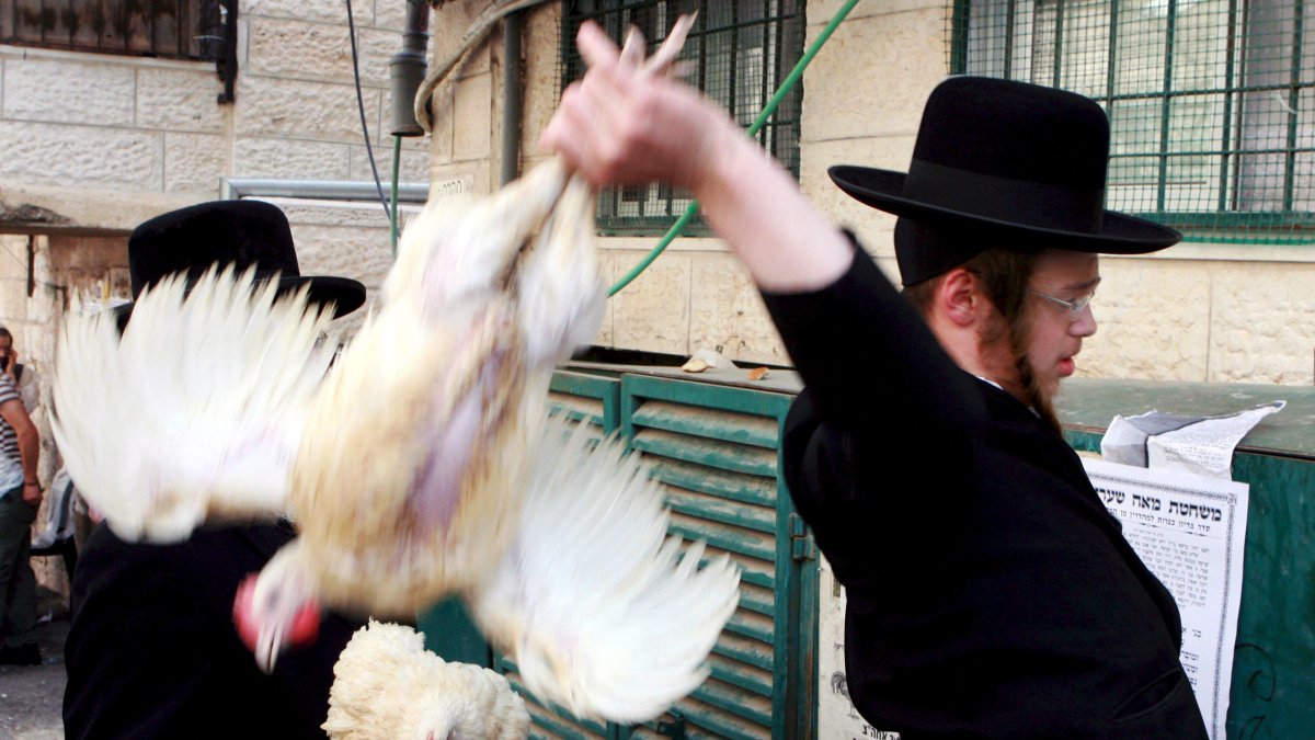 Un judío ultraortodoxo efectúa una parte del ritual 