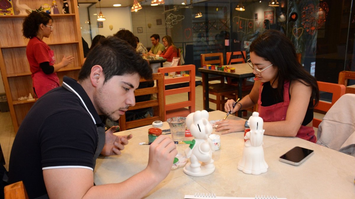 Los participantes pueden escoger las figuras para pintar, dentro del costo ya incluye los materiales. 