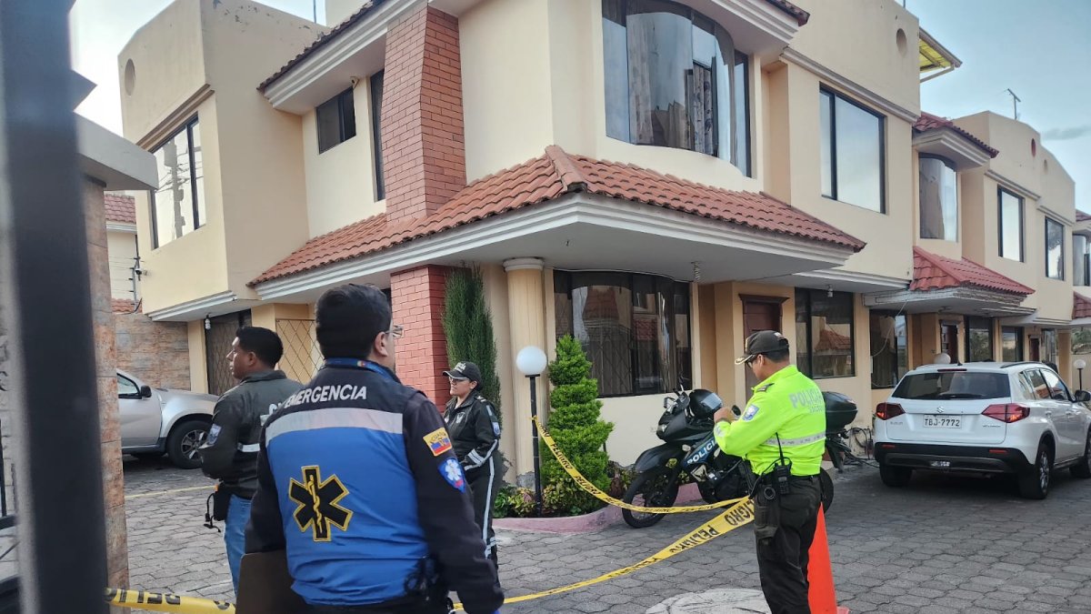 Los policías colocaron cintas de seguridad para realizar las investigaciones.