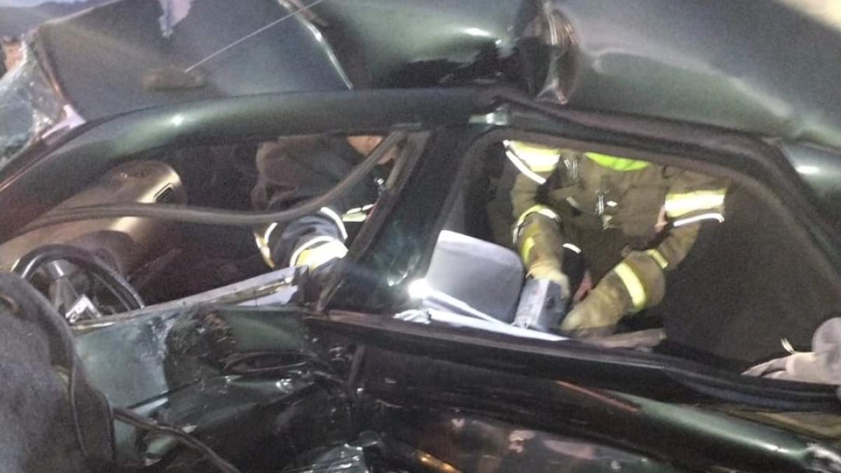 El impacto fue tan fuerte que el carro de la familia quedó destruido y cobró la vida de dos integrantes.