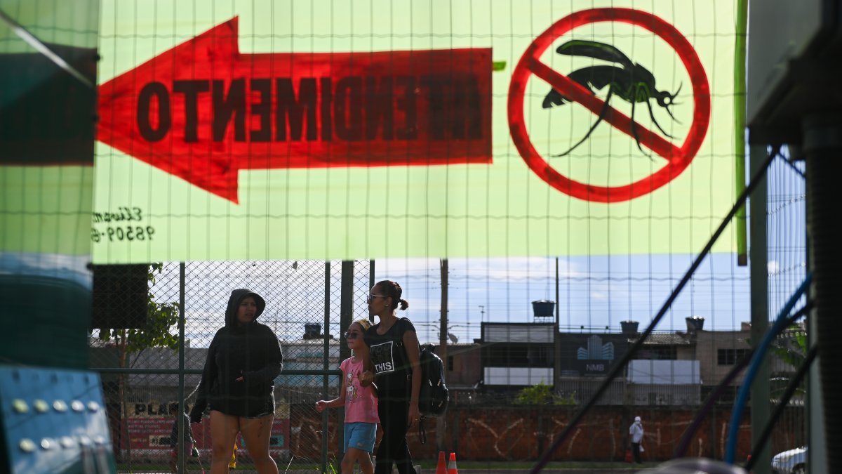 Brasilia. Personas llegan a un hospital de campaña de la Fuerza Aérea.