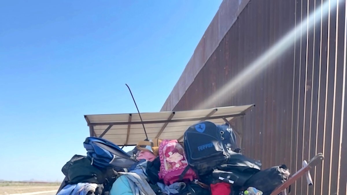 Foto de junio de 2022 cedida por la Unión Estadounidense de Libertades Civiles (ACLU) donde se muestra un contenedor con pertenencias personales confiscadas a migrantes cerca de Yuma, Arizona.