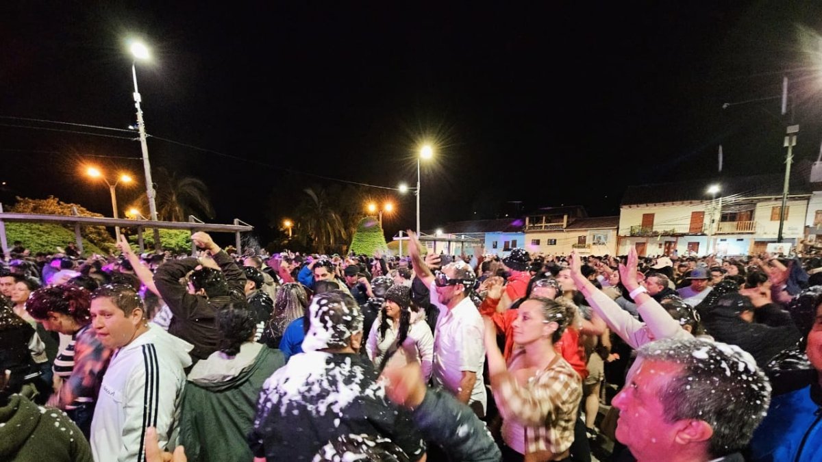 Cuenca. Locales y turistas disfrutaron del tradicional juego de carnaval.