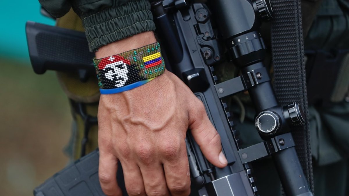 La mano de un guerrillero de la disidencia de las FARC sosteniendo un fusil en Casa Roja (Colombia).