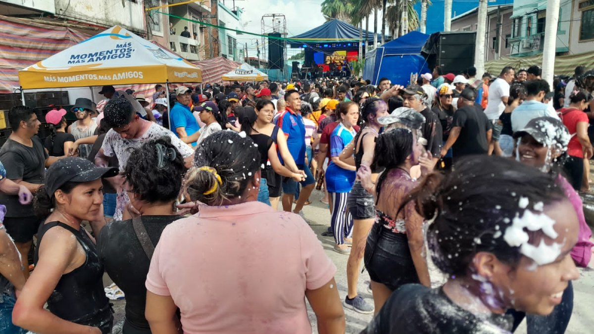 Concierto. La gente disfrutó el último día de asueto con música y agua.