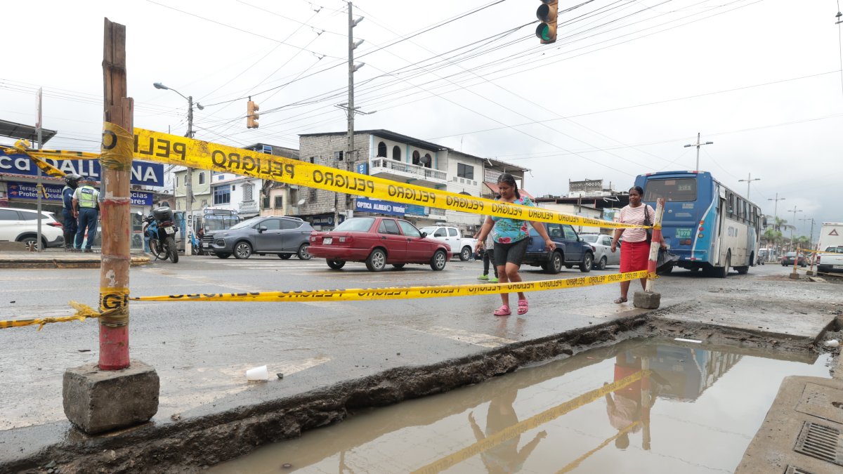 stado. En la intersección de Portete y la 35 se encuentra un carril abierto y, producto de la lluvia, se acumuló el agua. Advierten del peligro de caer ya sea personas o conductores.
