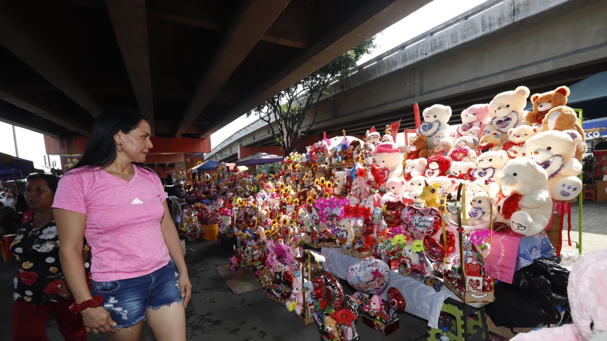 Comercio. Desde ayer, martes 13, ya hubo compradores de detalles para celebrar el Día de San Valentín.