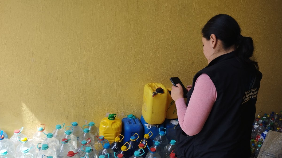 Operativo.- Autoridad de ARCSA revisa el aguardiente sin nota sanitaria.