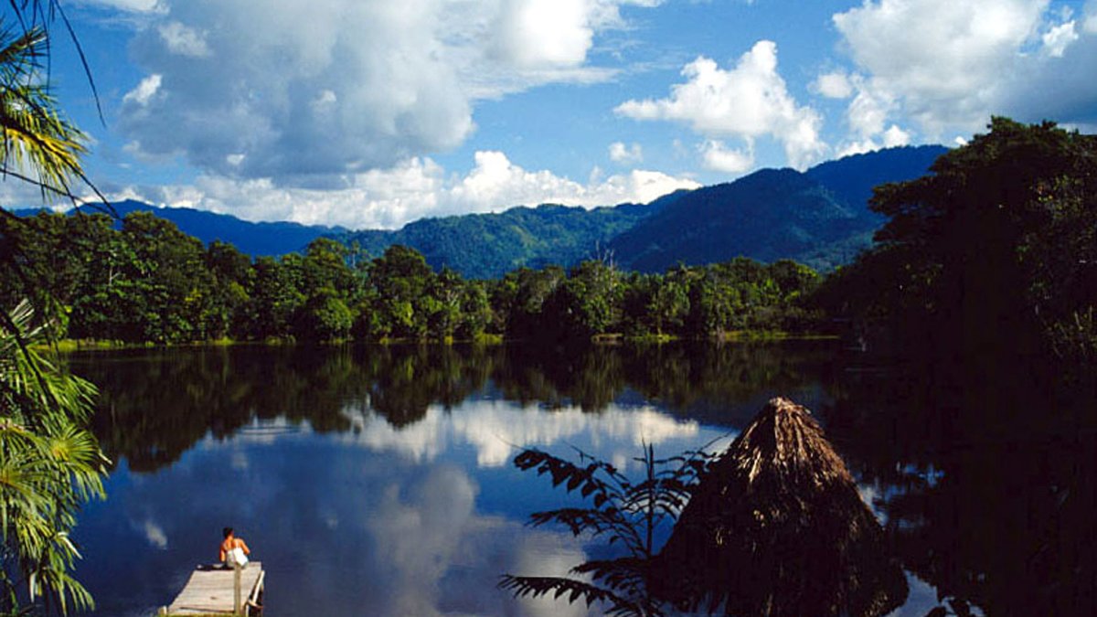 Vista panorámica del Centro Turístico Yacumama de la ciudad de Moyobamba en pleno bosque amazónico en el departamento de San Martín en el Perú.