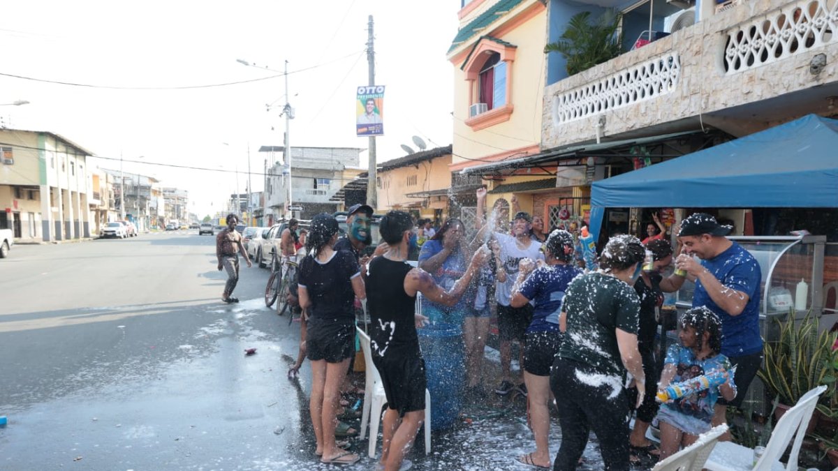 Familias disfrutando del Carnaval en Guayaquil.