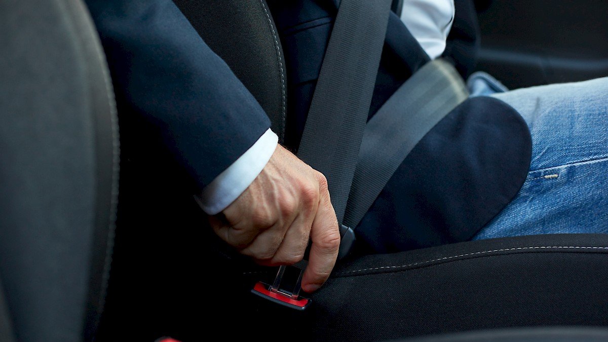 Coloque siempre el cinturón por encima del hombro y cruzando el pecho. Nunca detrás de la espalda, debajo del brazo o alrededor del cuello.