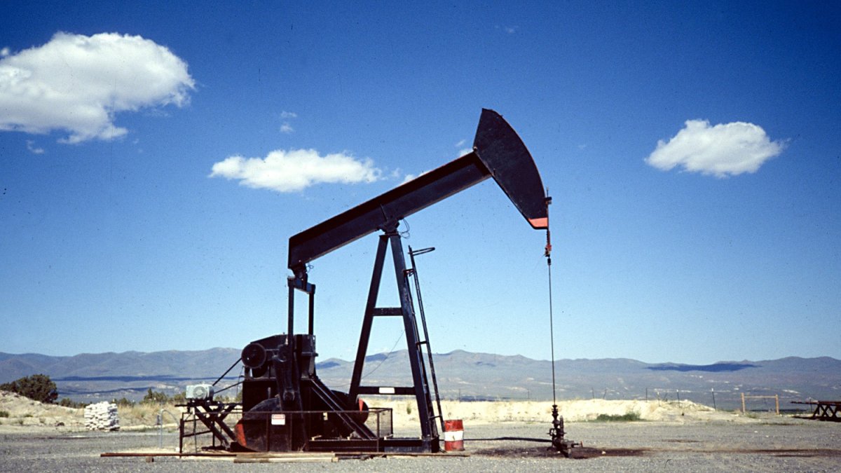 Labor.- Proceso de extraer petróleo.