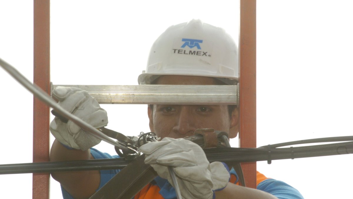 Labor.- Un trabajador realiza un conexión.