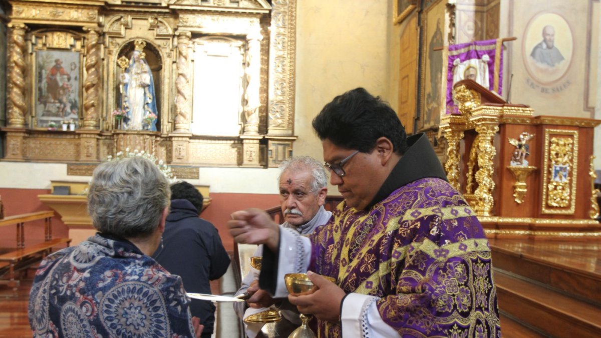 Personas adultas mayores acudieron a las iglesias del Centro Histórico para recibir la ceniza.