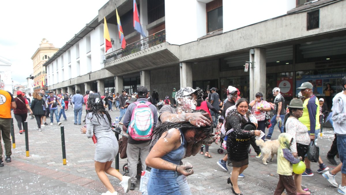 En el Centro Histórico se vivió un ambiente de fiesta, niños jóvenes y adultos jugaron carnaval