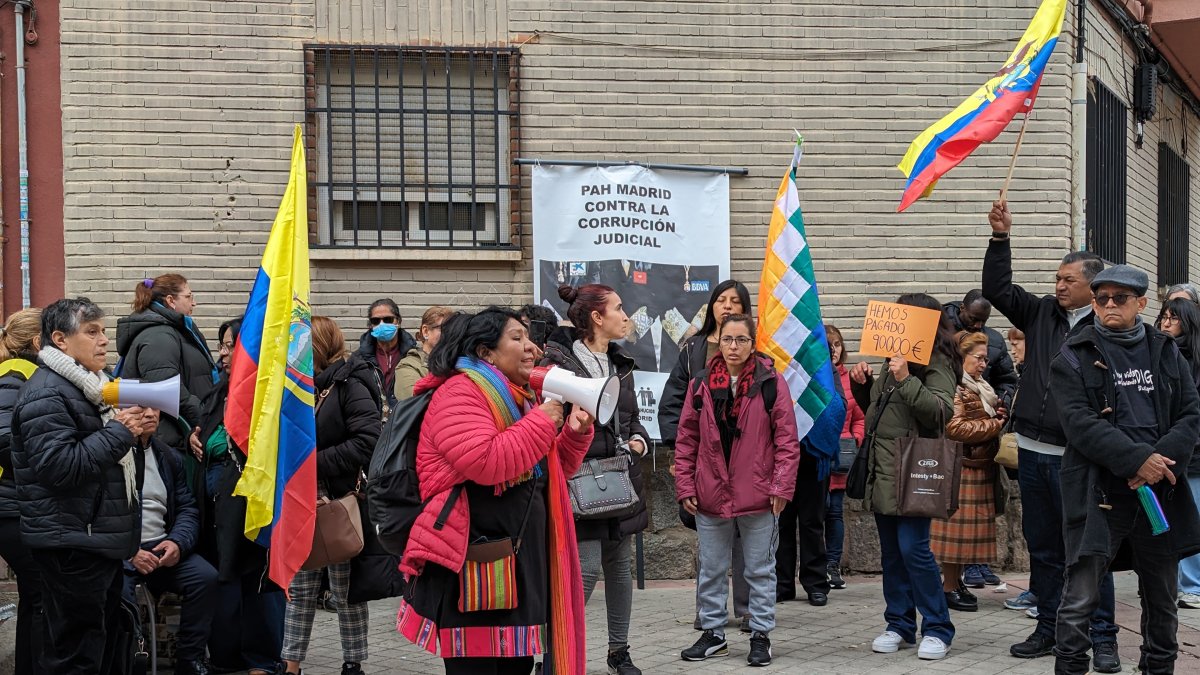 Españoles y latinoamericanos realizaron una concentración para protestar contra las ejecuciones hipotecarias.