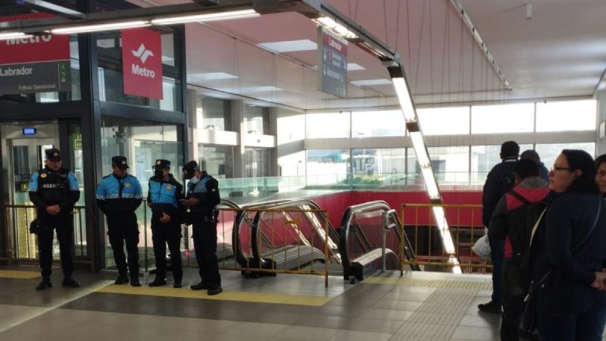 Una niña de 5 años junto a su padre fueron víctimas de un trato inadecuado por parte del personal del Metro de Quito