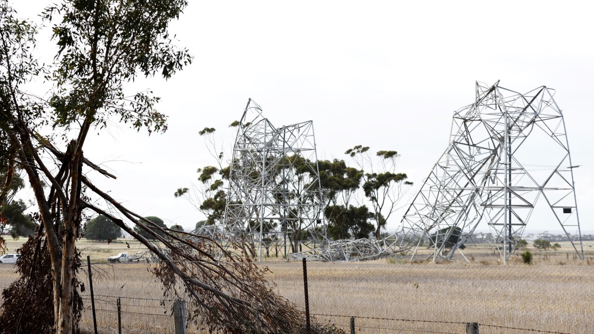 Miles de hogares y empresas siguen sin electricidad en Victoria después de que las tormentas derribaran las torres de transmisión tras un día de altas temperaturas.