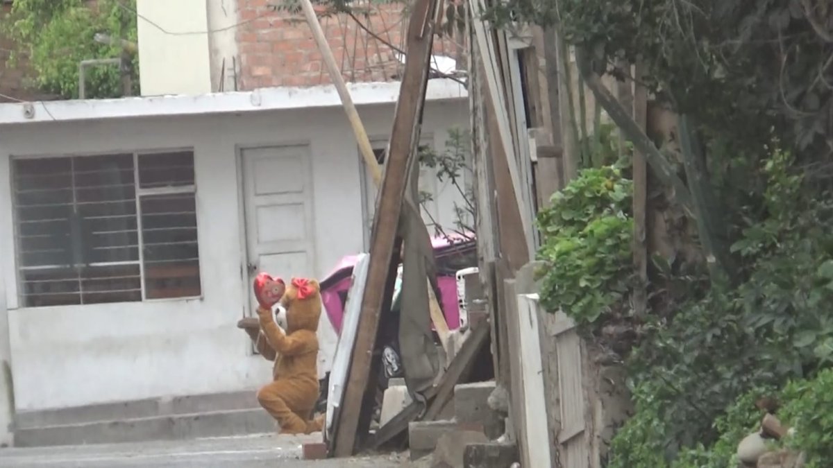 Un agente disfrazado de oso por el Día de San Valentín, durante un operativo policial este 14 de febrero, en Lima.