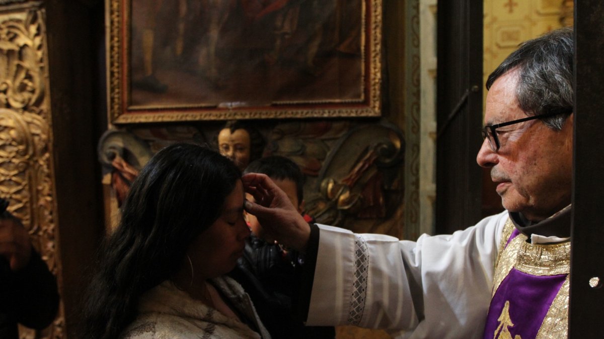 Los devotos católicos acudieron a las iglesias de Quito para recibir la imposición de la cruz, por el Miércoles de Ceniza.