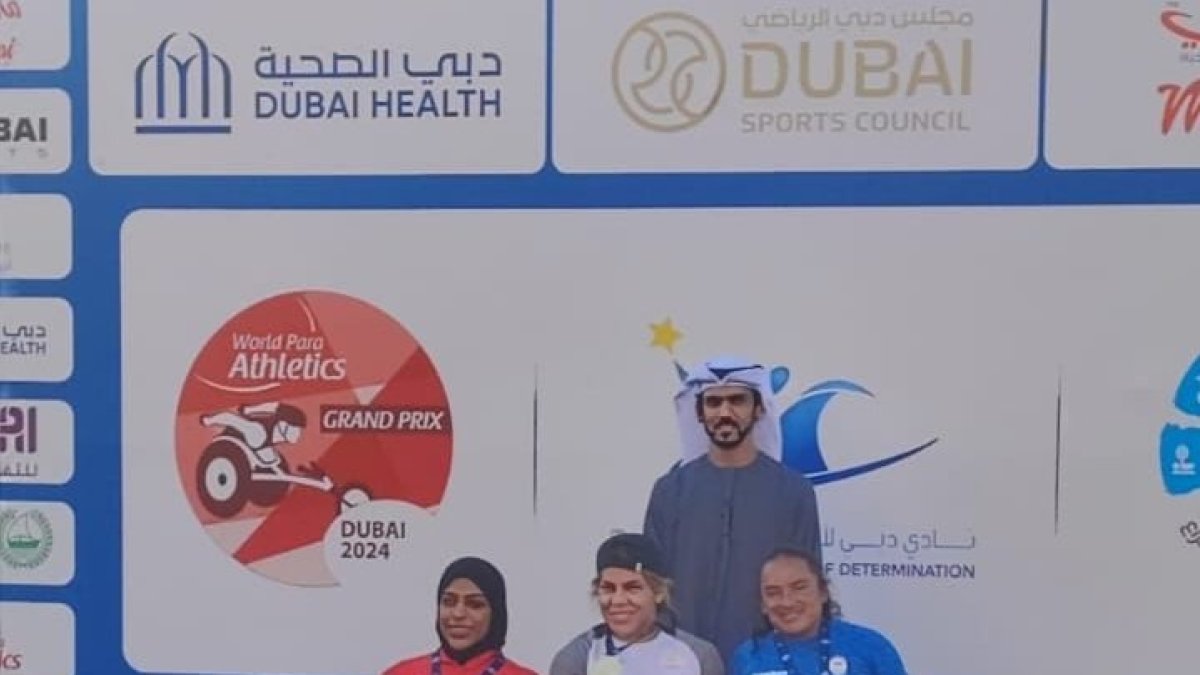 Stefany López (Uniforme Azul) deportista Paralímpica obtuvo medalla de Bronce en Dubái