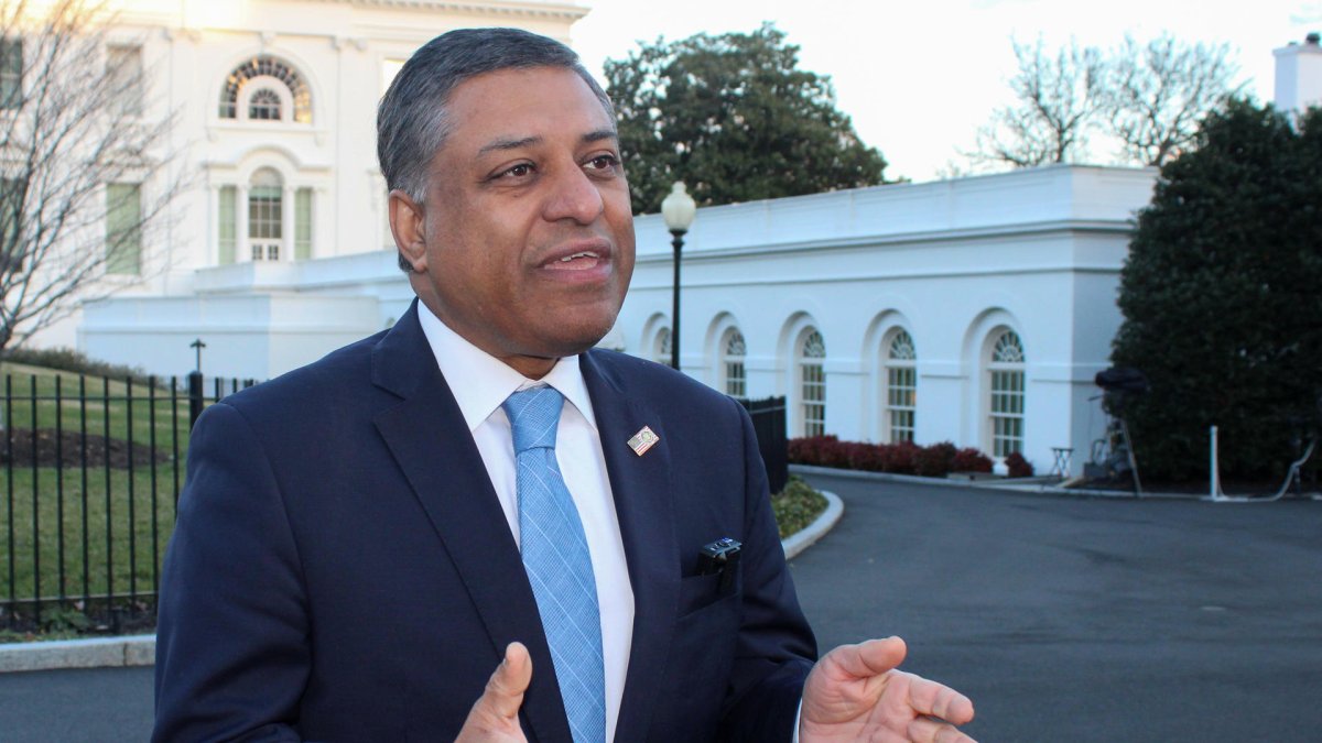 El jefe de la oficina de antinarcóticos de la Casa Blanca, Rahul Gupta, previo a su viaje a Ecuador.