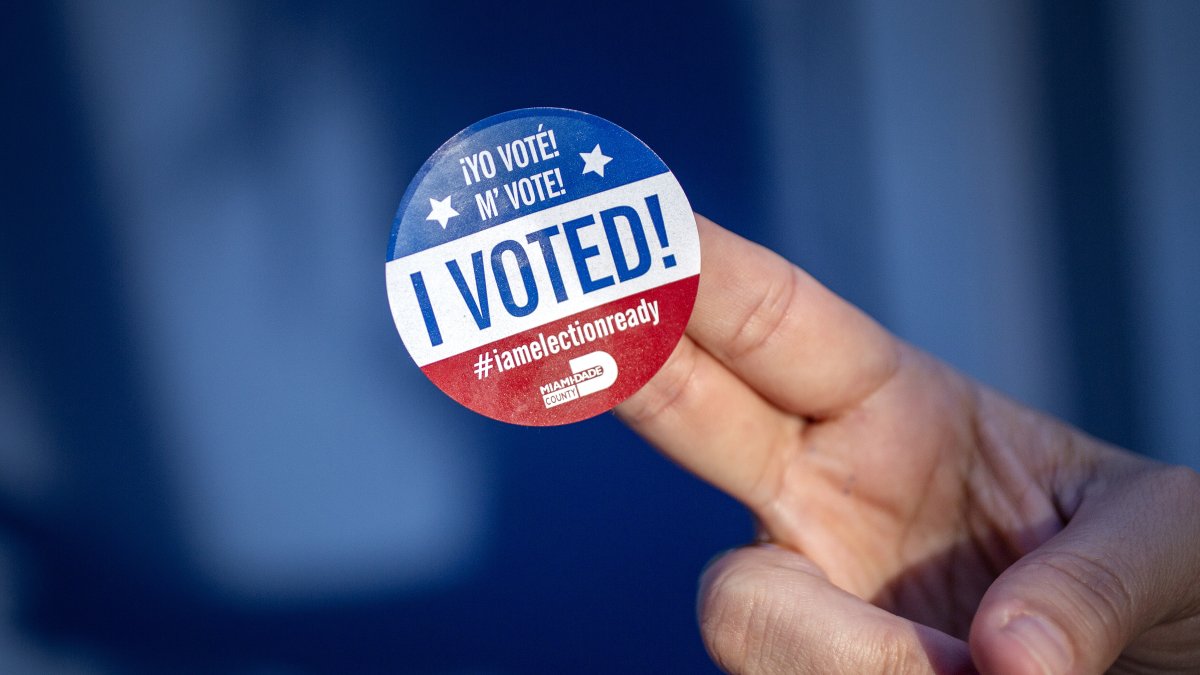 Una persona muestra la calcomanía de 