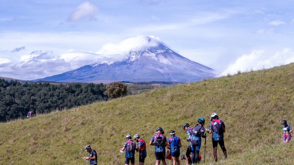 Los participantes van por senderos en medio de paisajes de la serranía ecuatoriana.