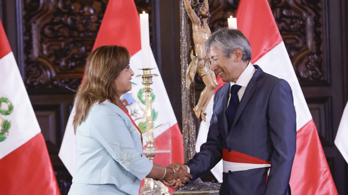 La mandataria, Dina Boluarte, mientras posa junto al nuevo ministro de Economía, José Arista, este martes en el Palacio de Gobierno, en Lima (Perú).