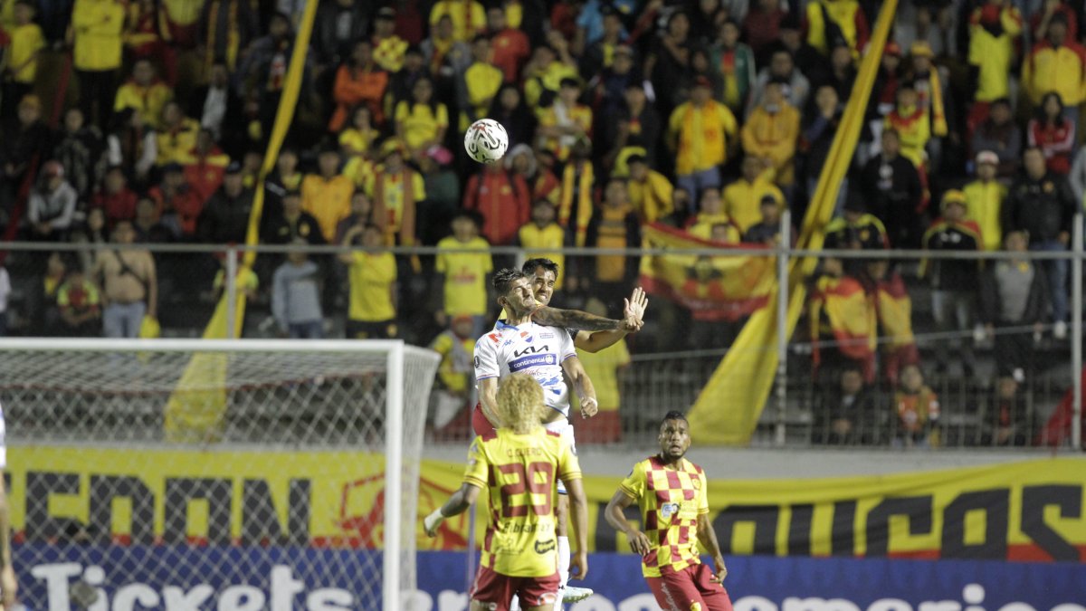 Los jugadores de Aucas señalaron que será clave ser fuertes en el juego aéreo en la casa del Nacional paraguayo.