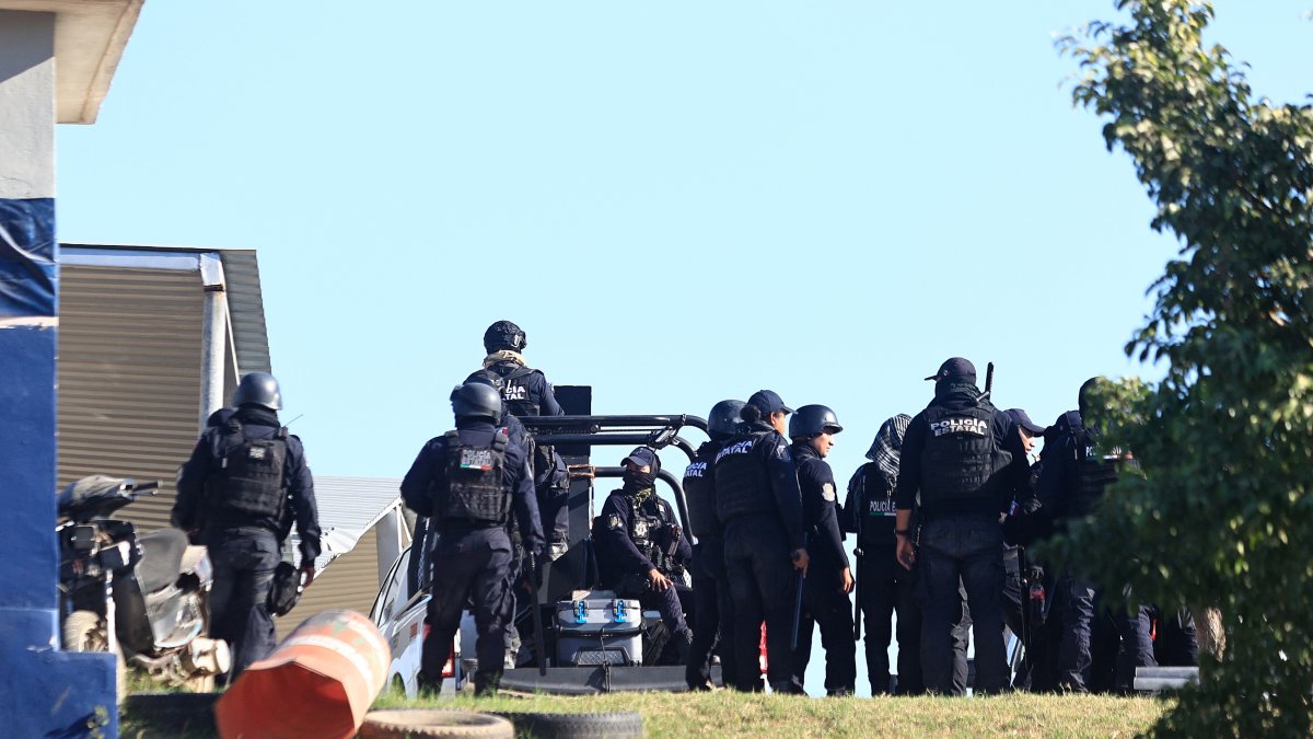 Policías estatales en Acapulco, Guerrero (México), acuden a una emergencias por un ataque criminal.