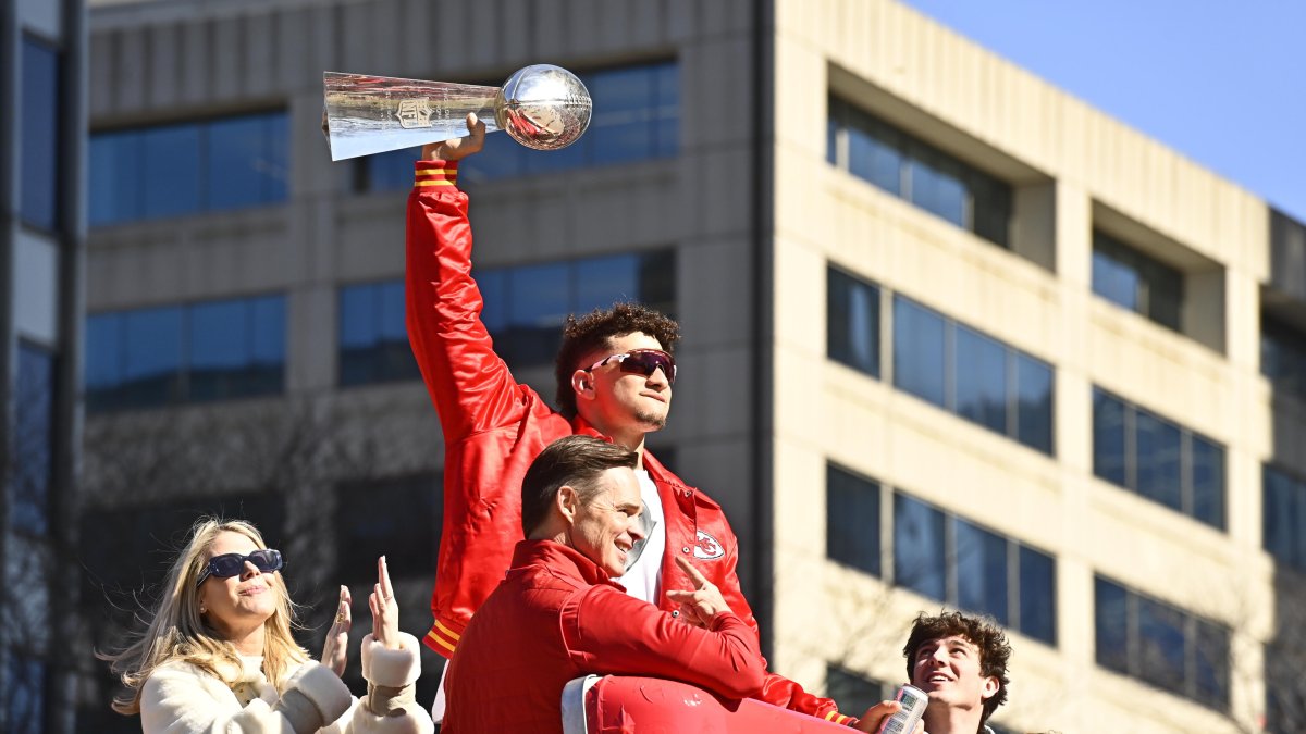 Patrick Mahomes llevó el trofeo Vince Lombardi durante el desfile de los campeones del Super Bowl.