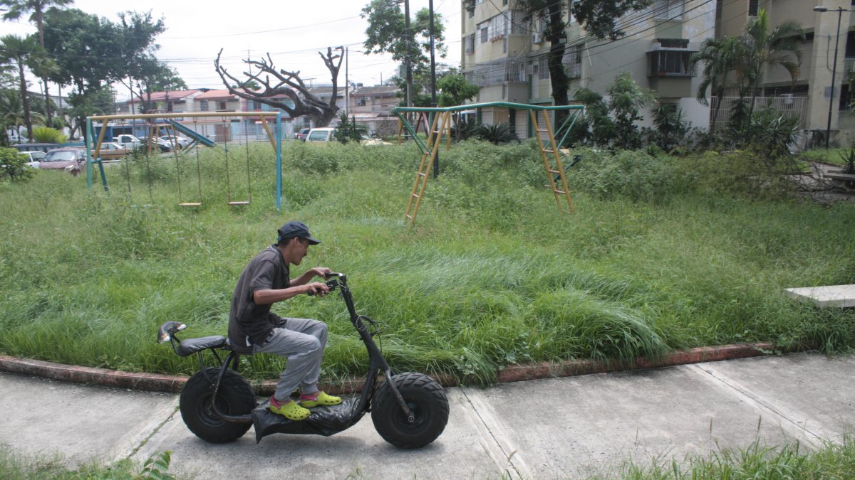 La Saiba. Los juegos infantiles de los parques de la Saiba han quedado hundidos en el monte.