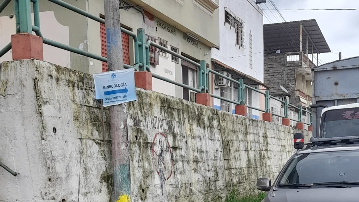 Desde el sábado no deja de salir de agua de las alcantarillas.