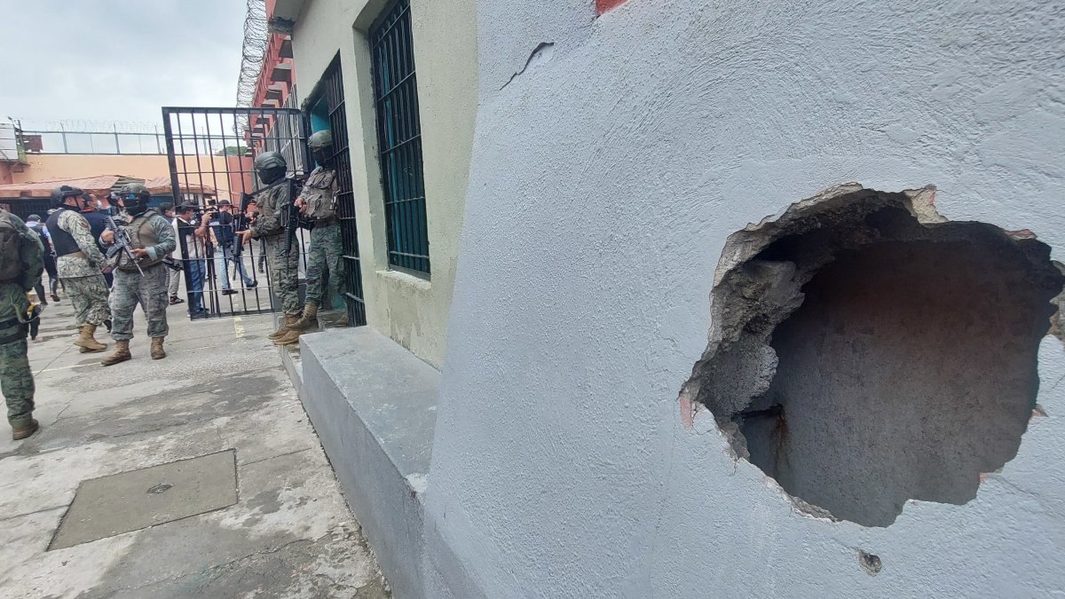 Los militares mostraron a la prensa la destrucción realizada a la infraestructura para decomisar pertrechos.