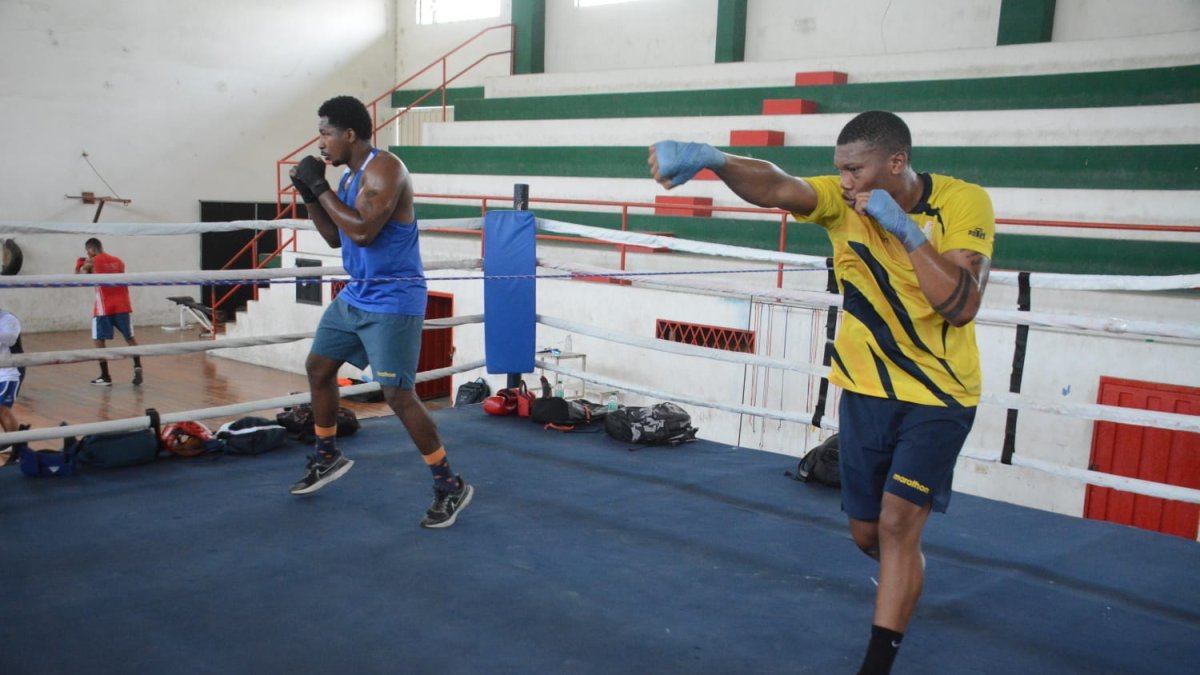 Julio Castillo (i) y Gerlon Congo, seleccionados nacionales en uno de los concentrados en el Complejo La California, en Portoviejo.