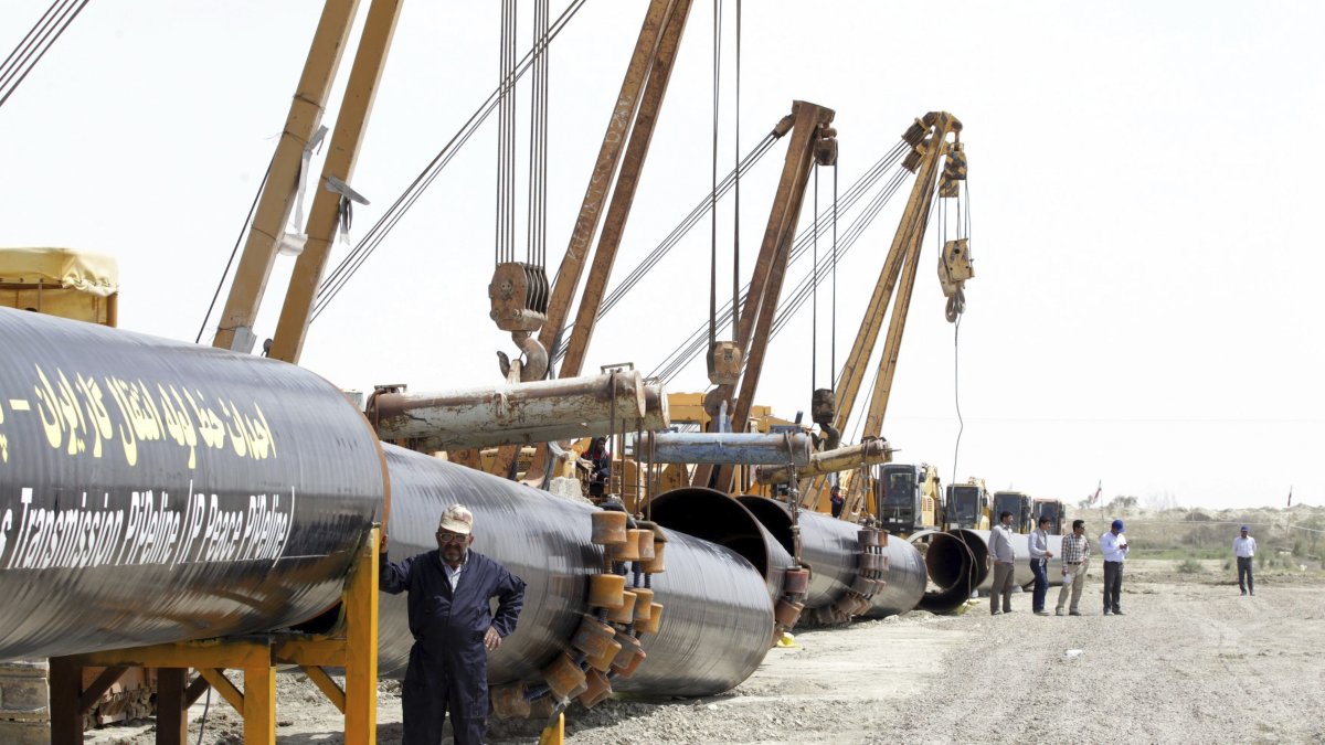 Unos operarios iraníes en un gaseoducto en la provincia meridional de Sistan-Beluchistán (Irán)