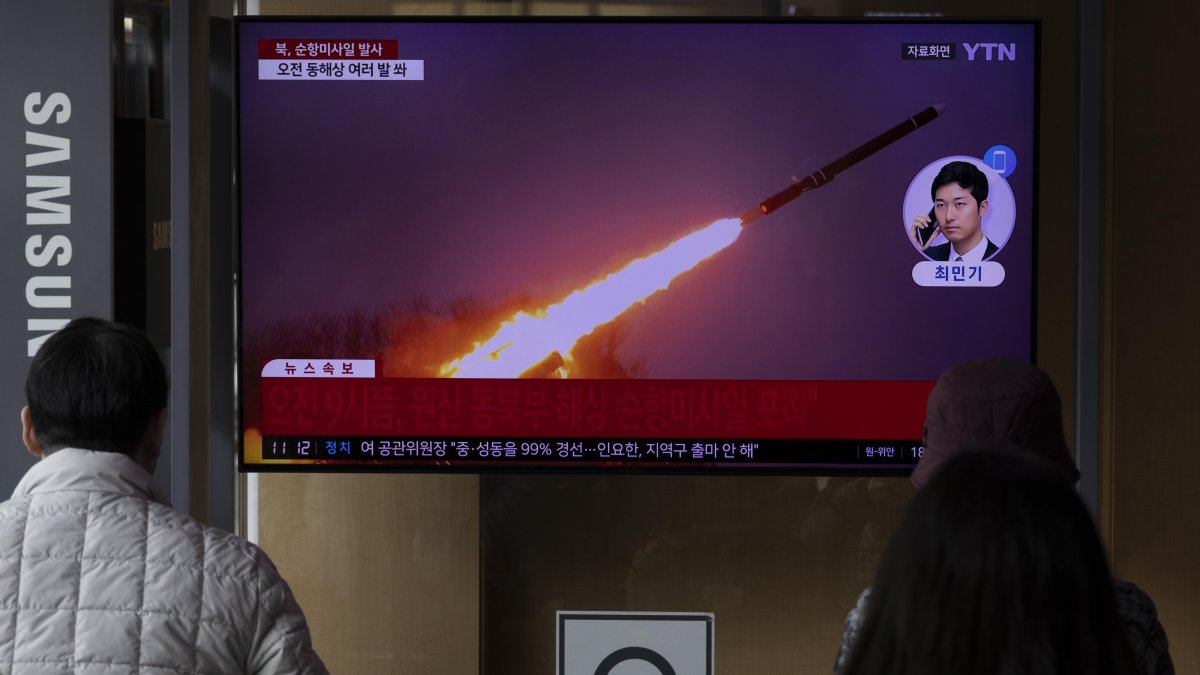 Personas observan las noticias en una estación de televisión en Seúl (Corea del Sur), este 14 de febrero de 2024.