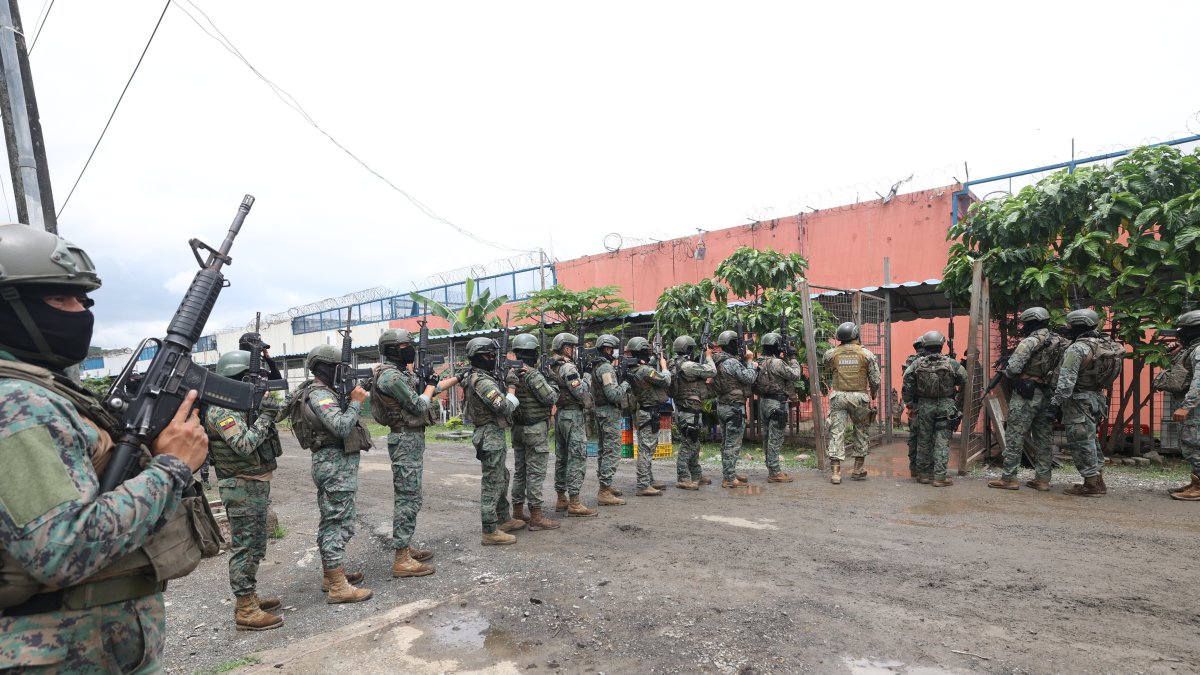 El militar activo habría intentado ingresar objeto prohibidos.