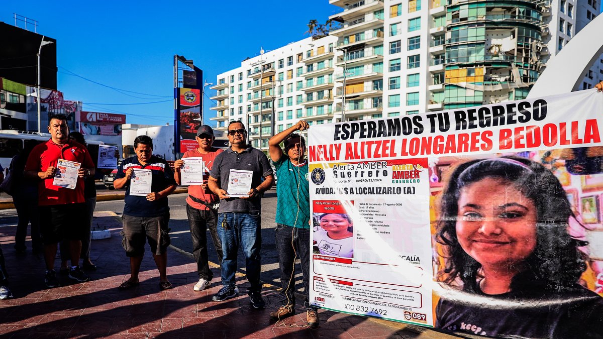 Familiares y amigos de personas desaparecidas bloquean una avenida en protesta, en el balneario de Acapulco, estado de Guerrero (México).
