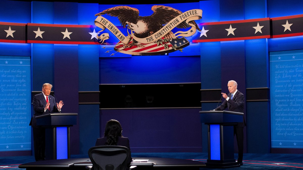 Foto del 22 de octubre de 2020 donde aparece el entonces presidente Donald J. Trump) y el entonces candidato demócrata y actual presidente, Joe Biden, durante un debate presidencial.