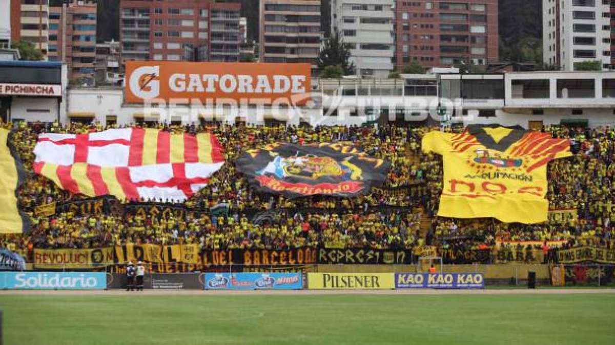 Hinchada de Barcelona en el estadio Olímpico Atahualpa