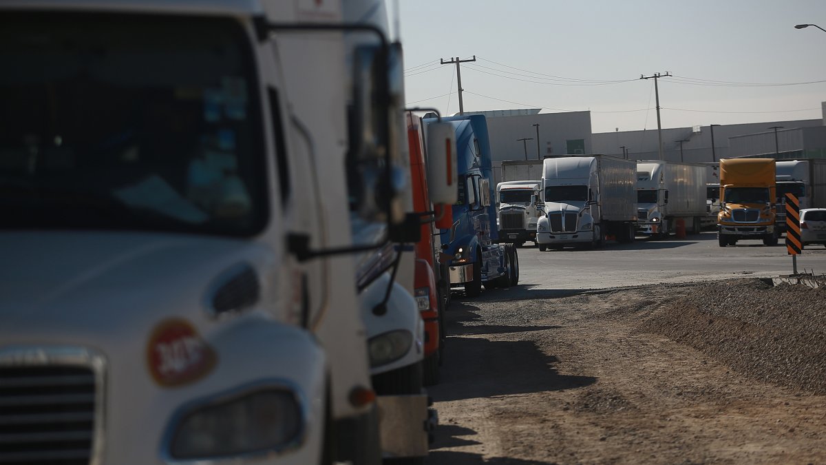 Transportistas permanecen estacionados debido a un bloqueo de extrabajadores de la estatal en liquidación Ferrocarriles Nacionales de México (FNM), en Ciudad Juárez.