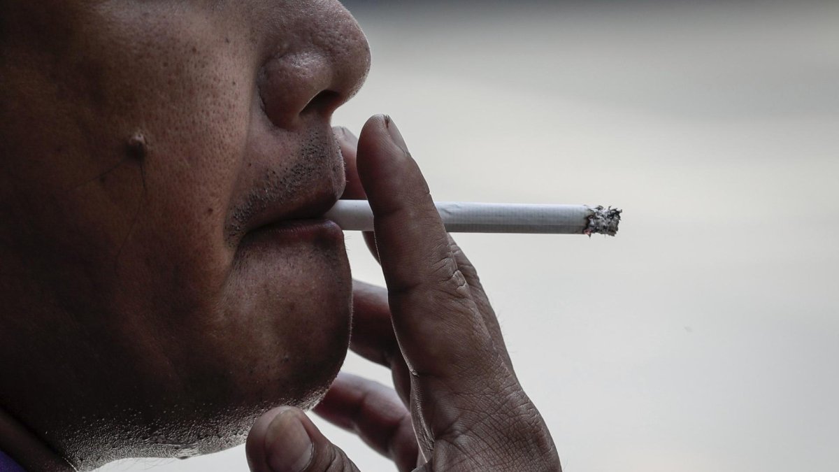 En la imagen de archivo, un hombre fuma un cigarrillo en Manila (Filipinas).