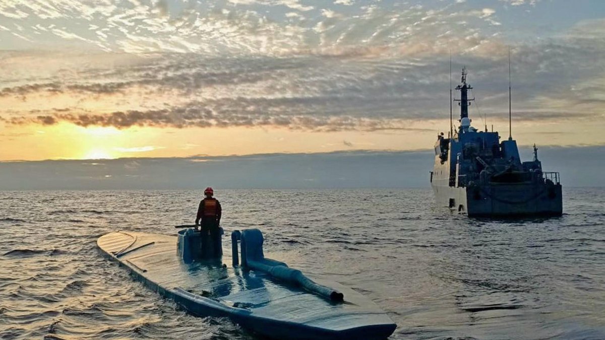 Fotografía cedida por la Armada de Colombia donde aparece un semisumergible (i) interceptado con un cargamento de clorhidrato de cocaína, en Bahía Málaga (Colombia).