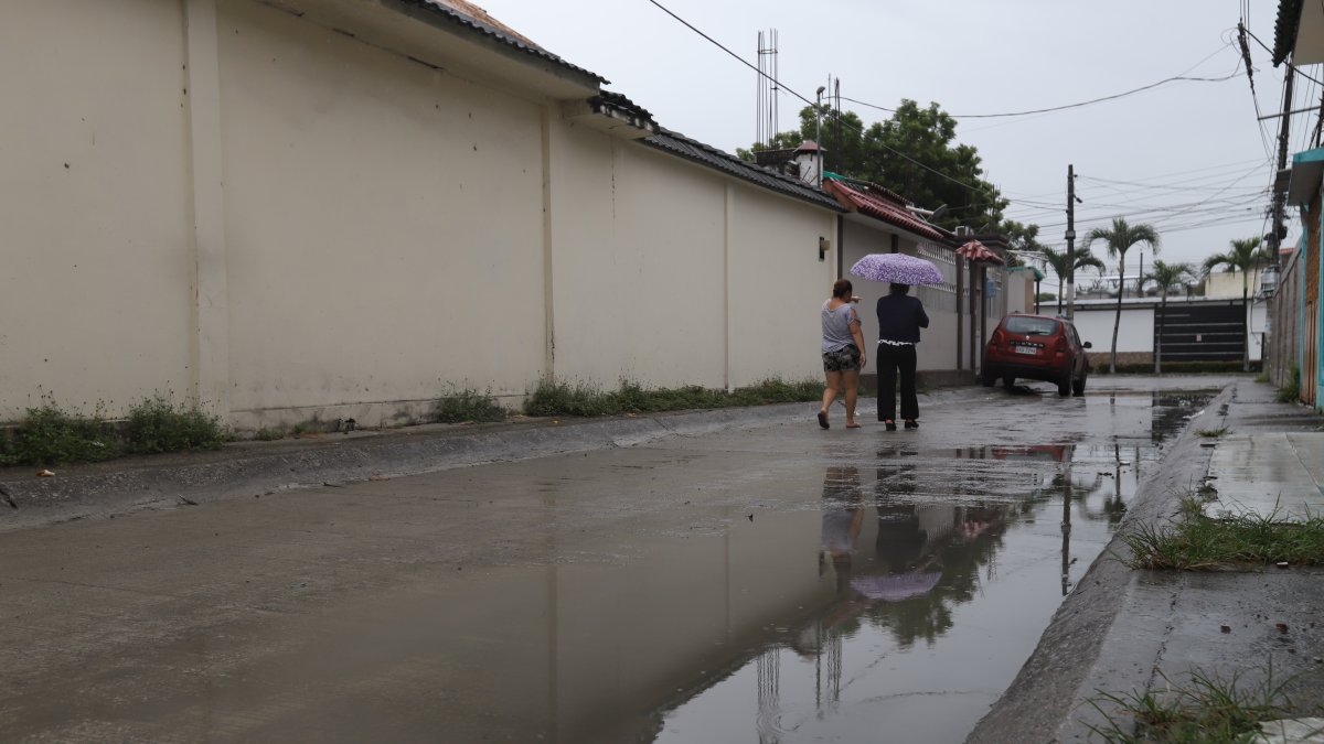 Situación. Así queda agua estancada en algunas calles del sector, ya sea por lluvias o limpieza.